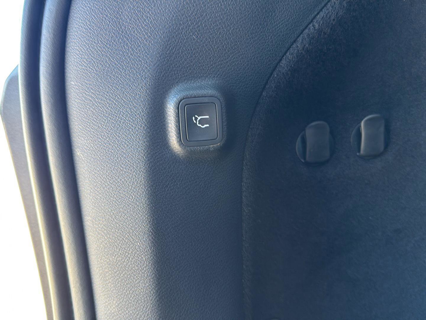 Used 2019 Jeep Cherokee Overland w/ Technology Group image 14