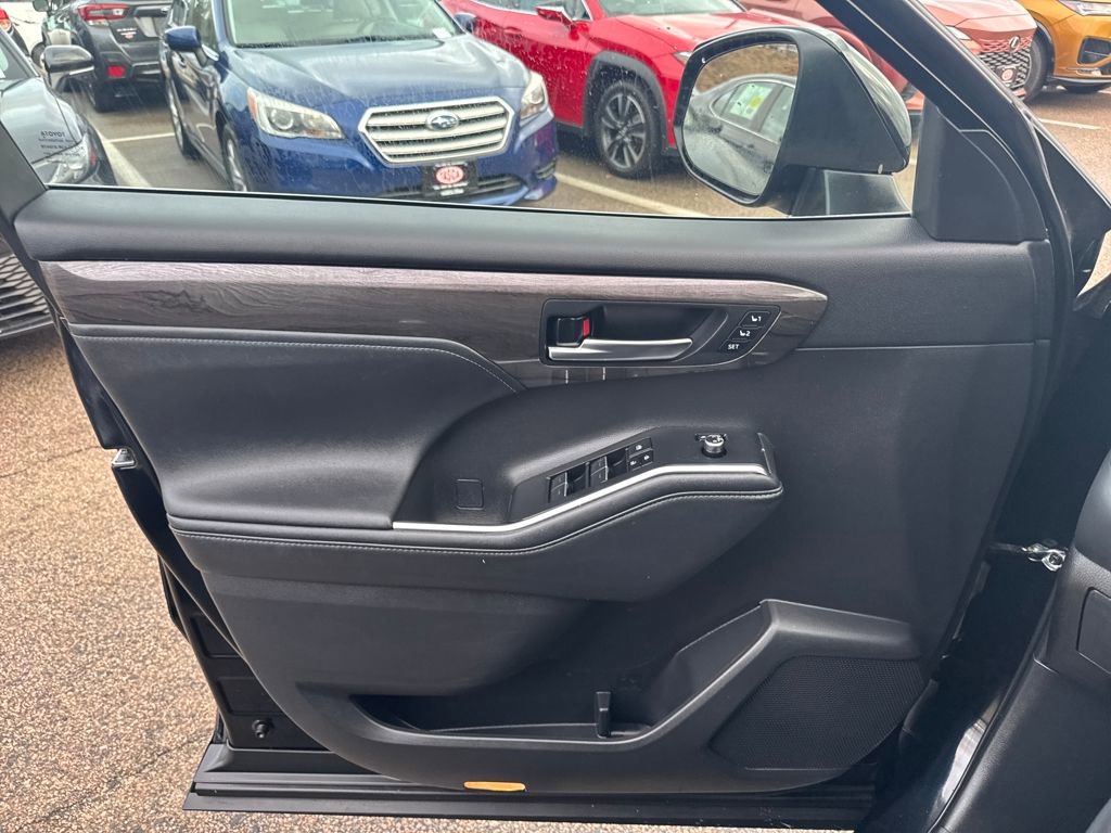 Used 2024 Toyota Highlander Platinum image 36