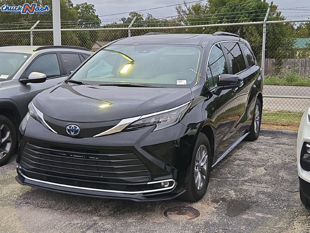 Used 2024 Toyota Sienna XLE FWD image 3