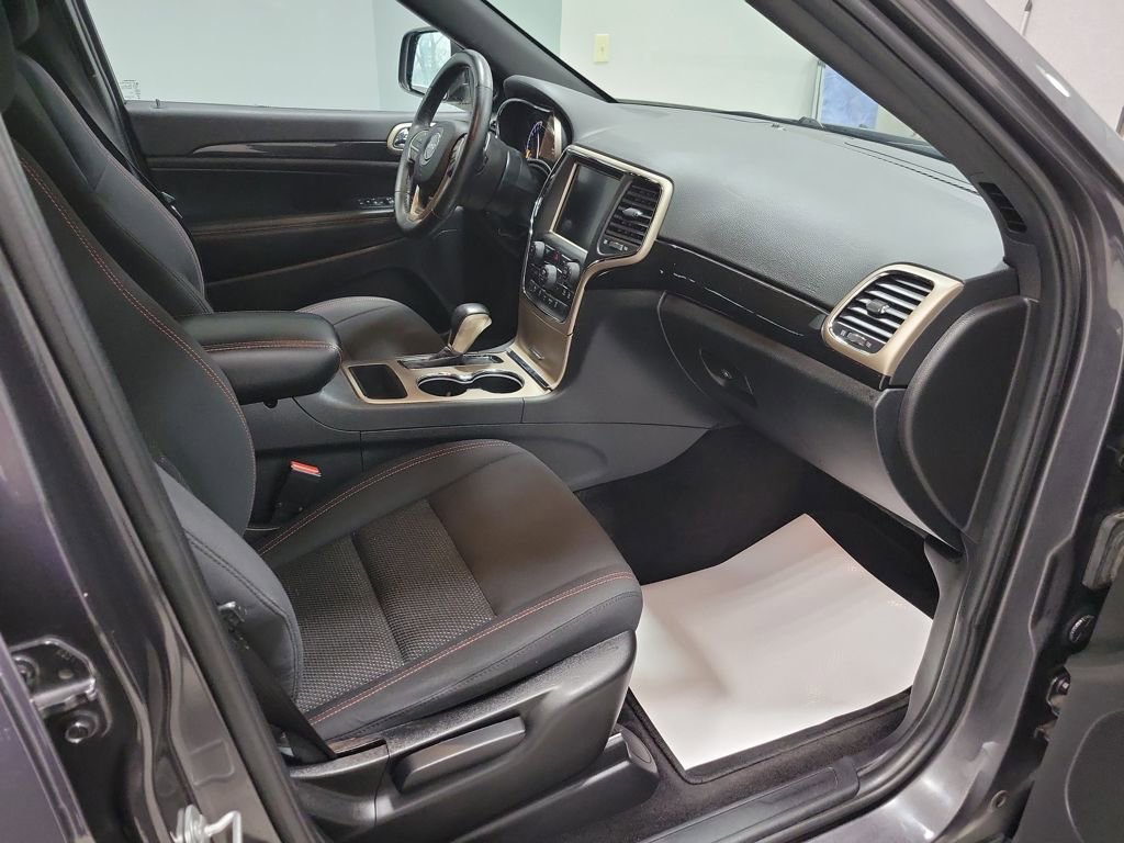 Used 2016 Jeep Grand Cherokee Laredo 75th Anniversary AWD/4WD image 23
