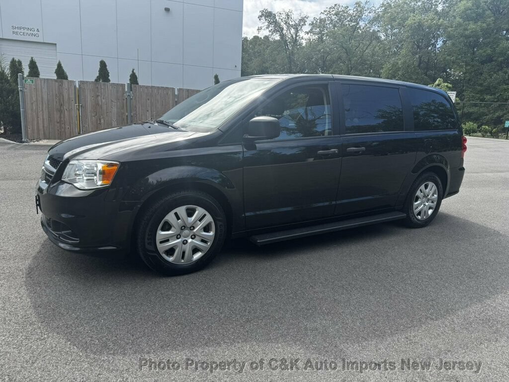 Used 2019 Dodge Grand Caravan SE w/ UConnect Hands-Free Group FWD image 2