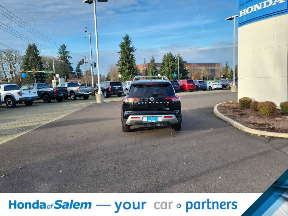 Used 2022 Nissan Pathfinder Platinum w/ Cargo Package image 5