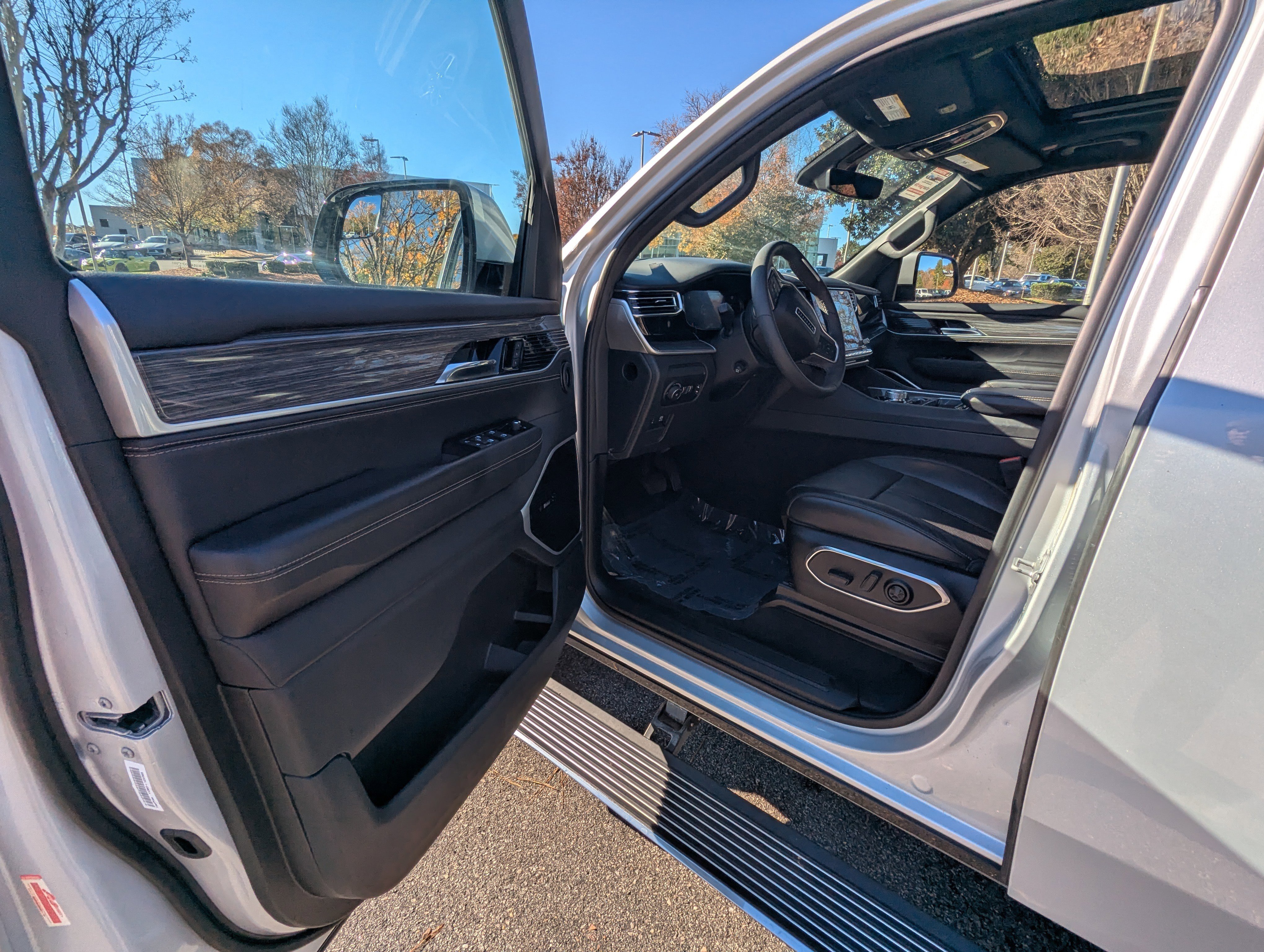 Used 2022 Jeep Wagoneer Series III w/ Premium Group I image 8