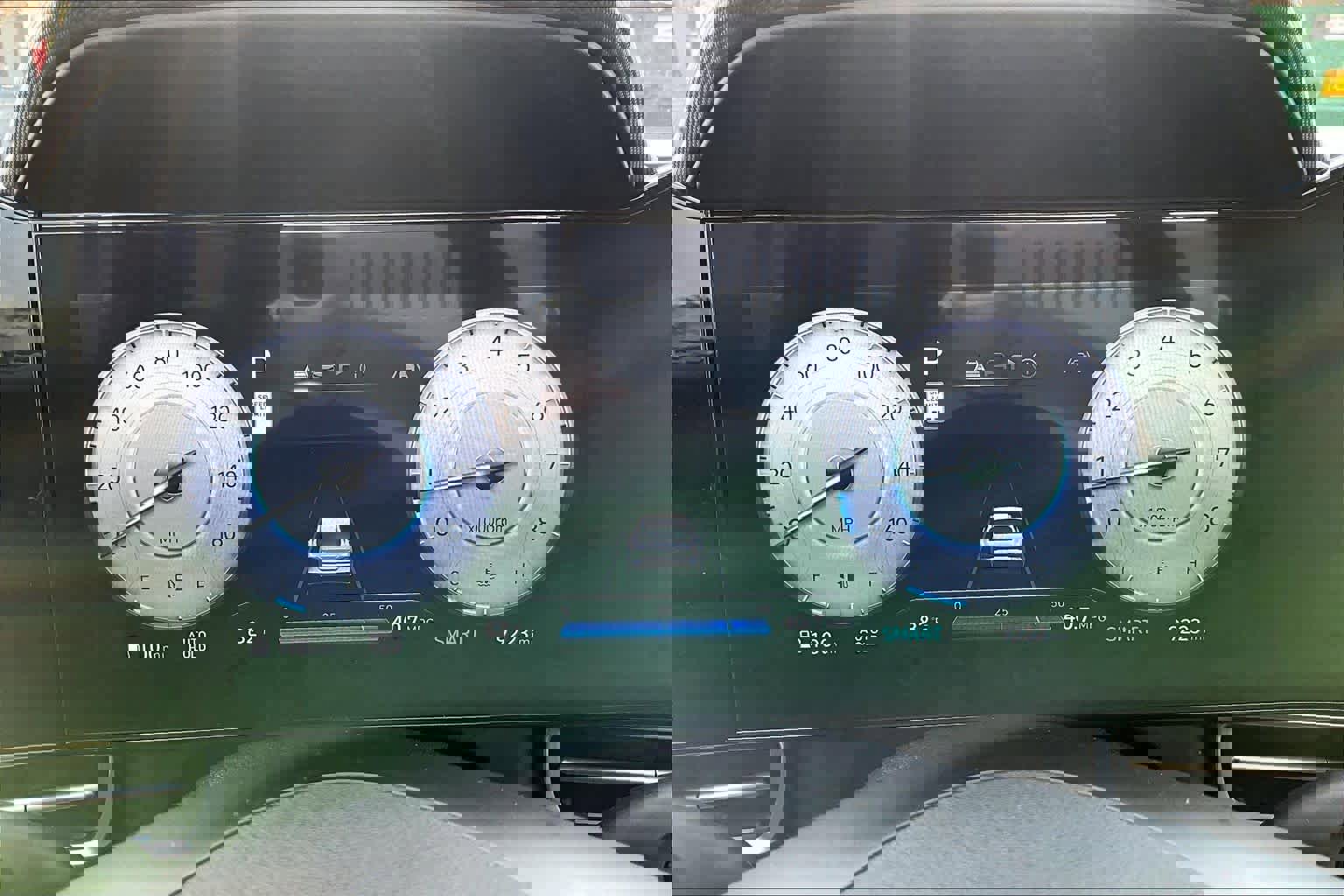 Used 2025 Hyundai Elantra Limited image 24