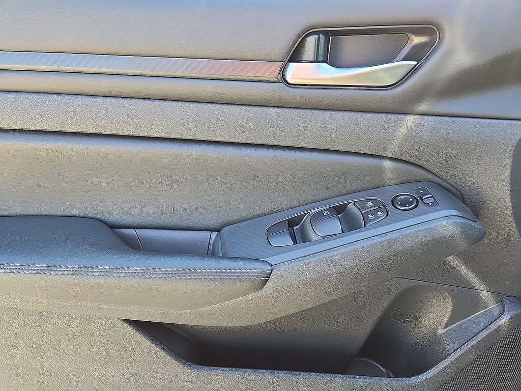 Used 2025 Nissan Altima 2.5 SV image 19