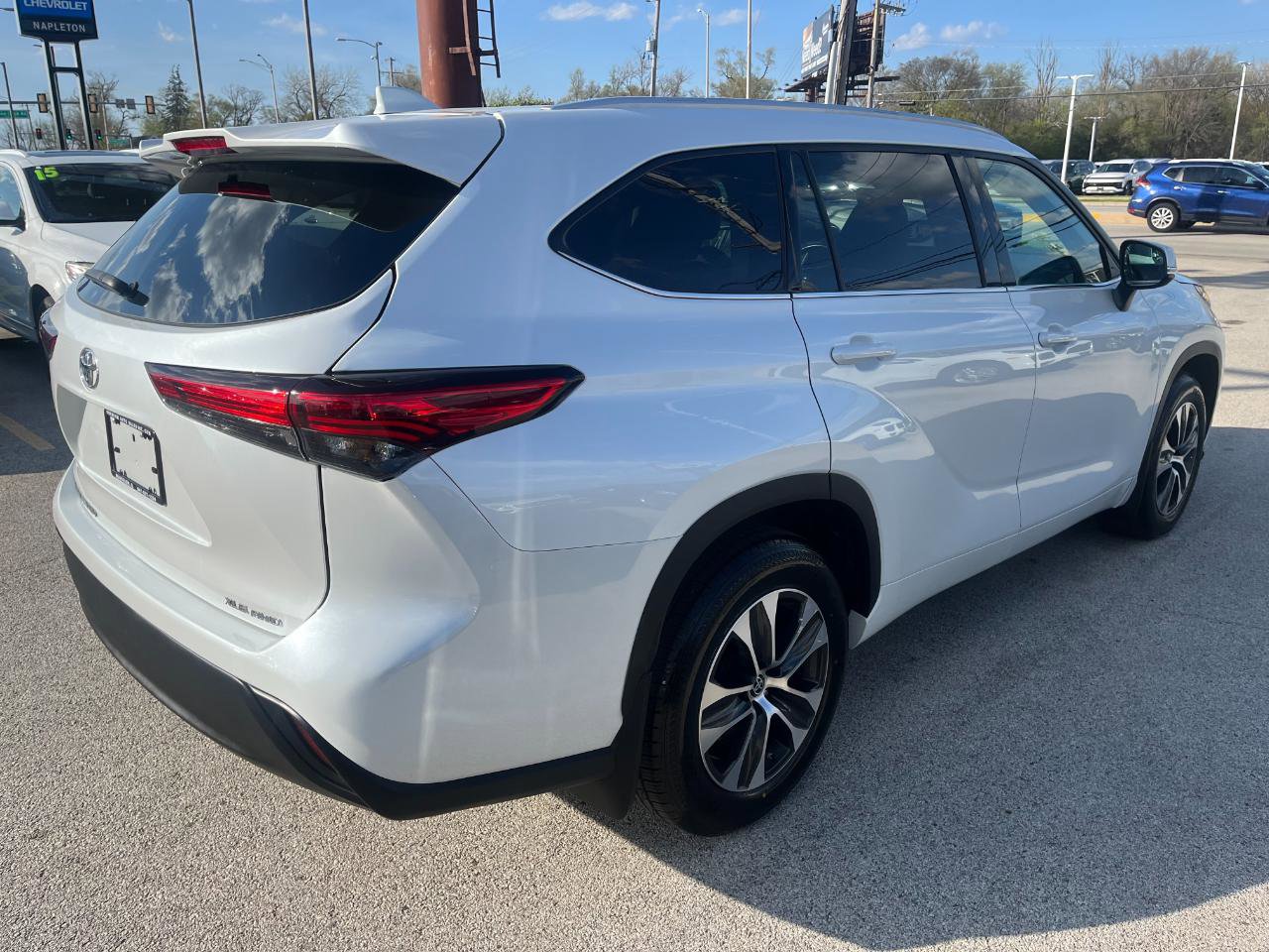 Used 2022 Toyota Highlander XLE AWD/4WD image 5