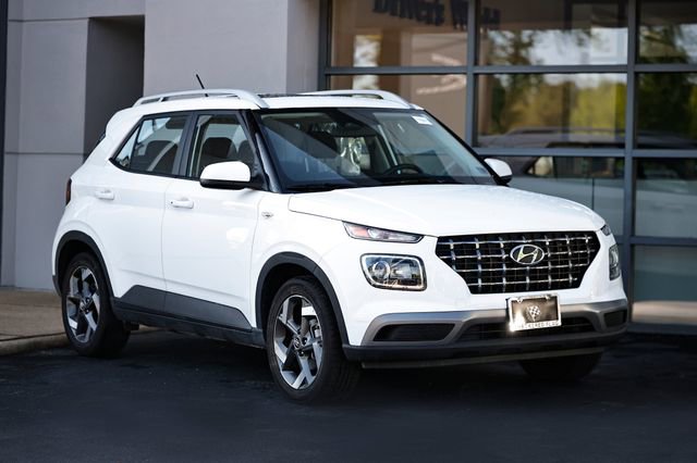 Used 2025 Hyundai Venue SEL FWD image 1