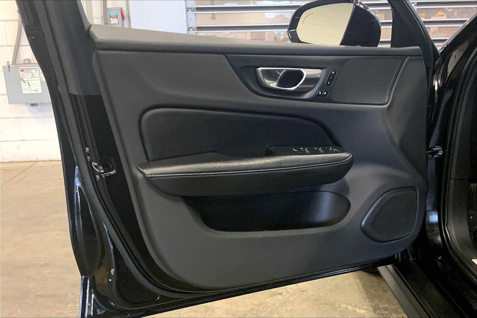 Used 2021 Volvo V60 T5 Cross Country image 21