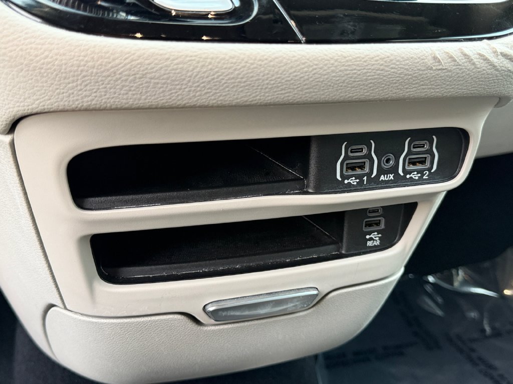 Used 2022 Chrysler Pacifica Touring-L w/ Uconnect Theater Family Group FWD image 24
