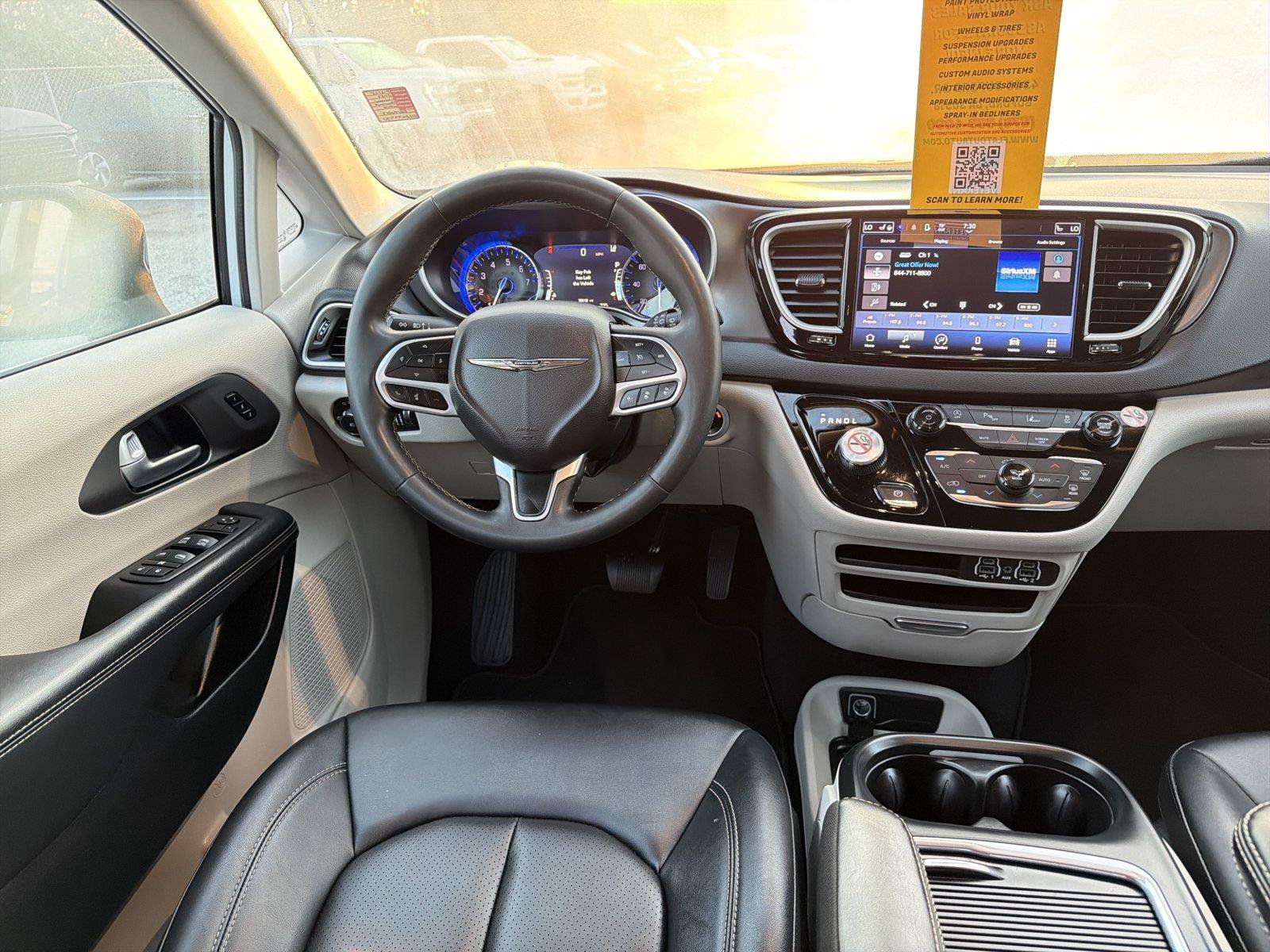 Used 2024 Chrysler Pacifica Touring-L FWD image 21