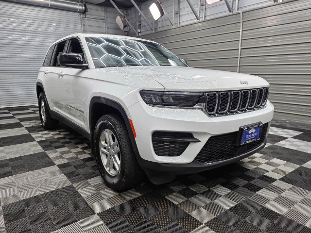 Used 2024 Jeep Grand Cherokee Laredo w/ Trailer Tow Package AWD/4WD image 5