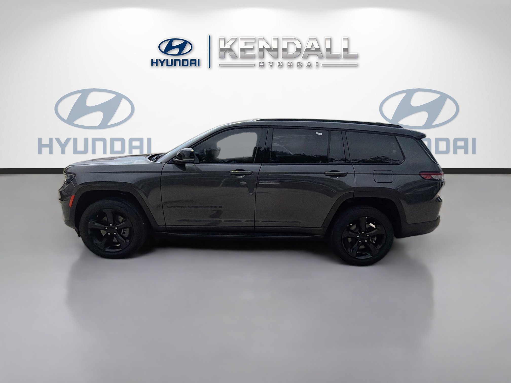 Used 2025 Jeep Grand Cherokee L Limited w/ Black Appearance Package RWD image 4
