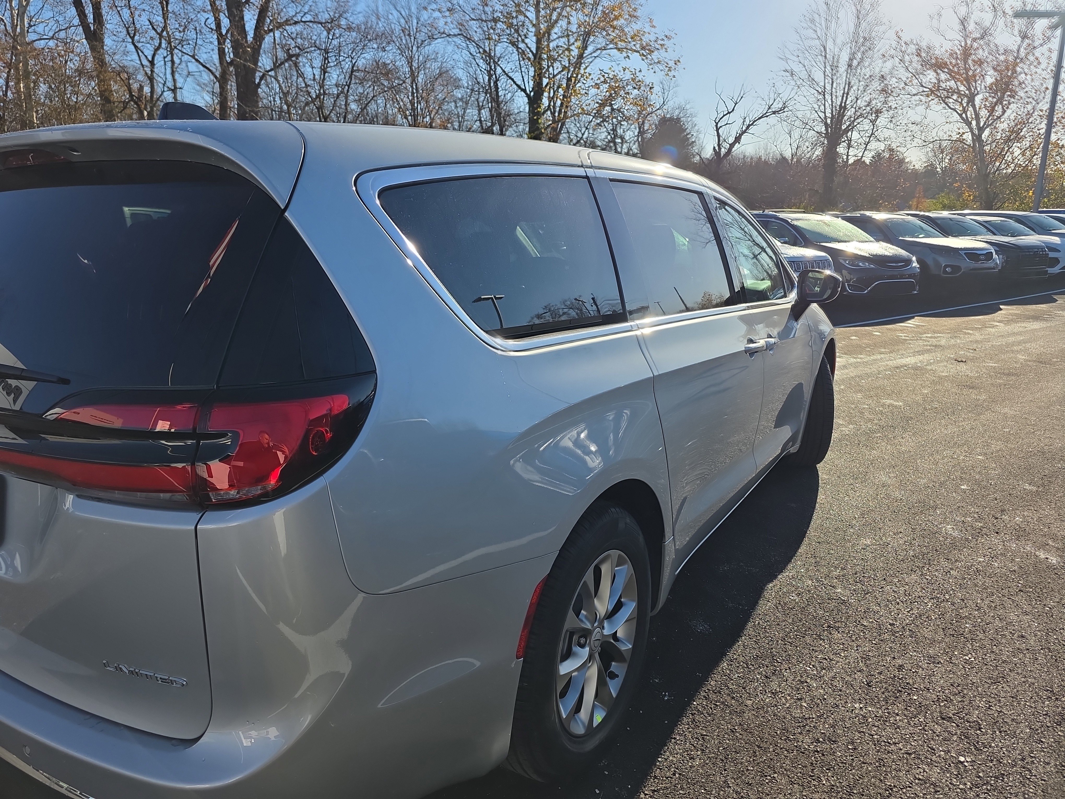 New 2026 Chrysler Pacifica Limited w/ Uconnect Theater Family Group image 23