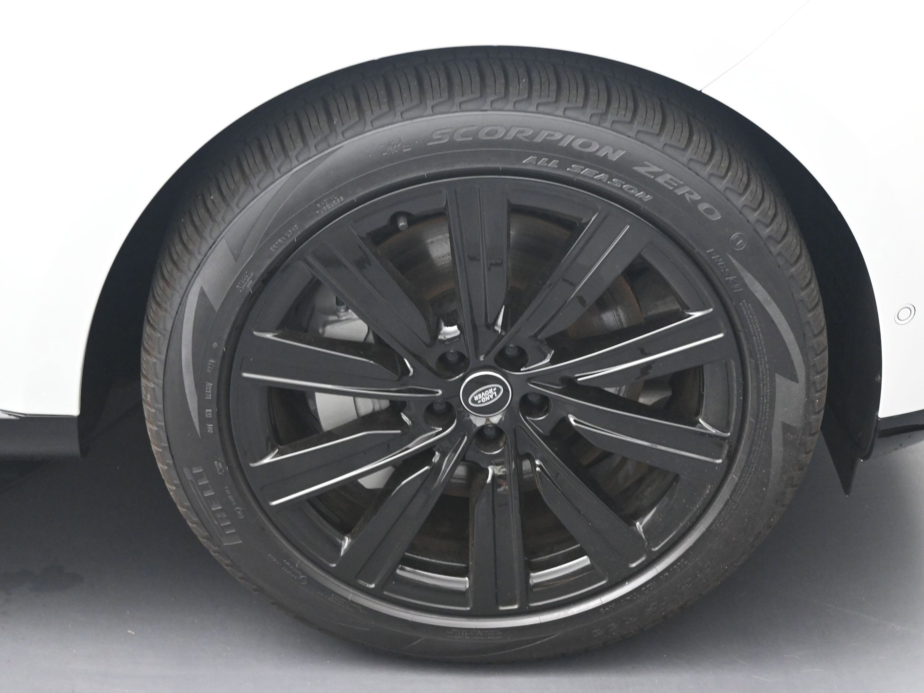 New 2025 Land Rover Range Rover Long Wheelbase SE image 11
