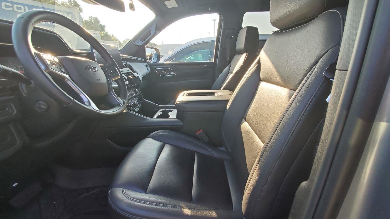 Used 2023 Chevrolet Tahoe Z71 w/ Luxury Package AWD/4WD image 3