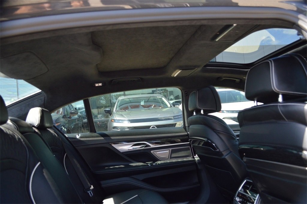 Used 2021 BMW 750i xDrive w/ M Sport Package image 27