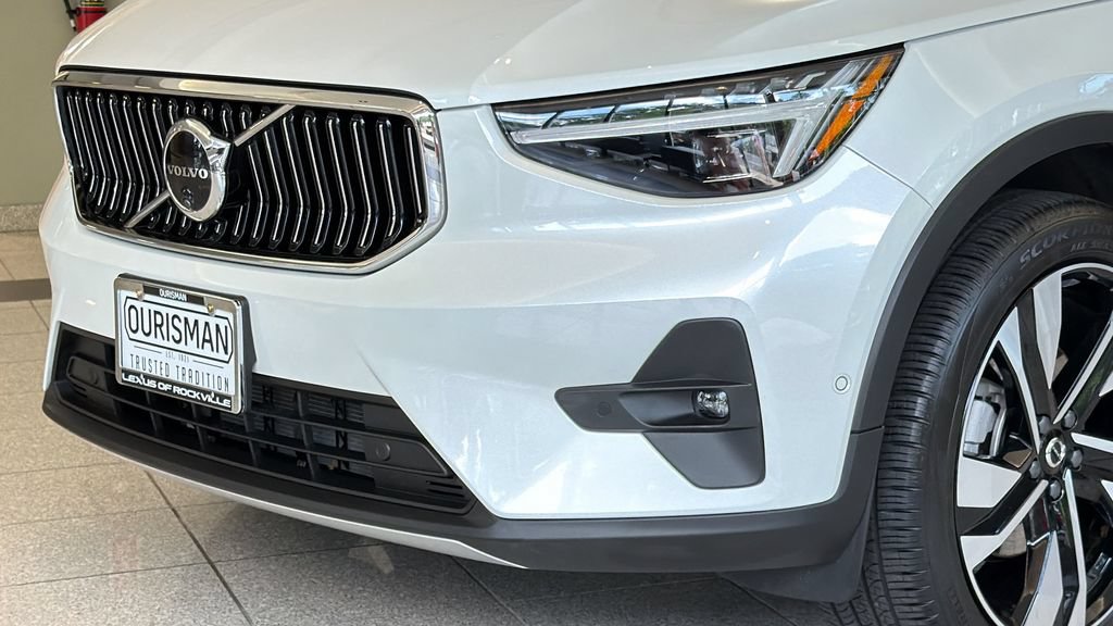Used 2025 Volvo XC40 B5 Plus w/ Protection Package Premier AWD/4WD image 3