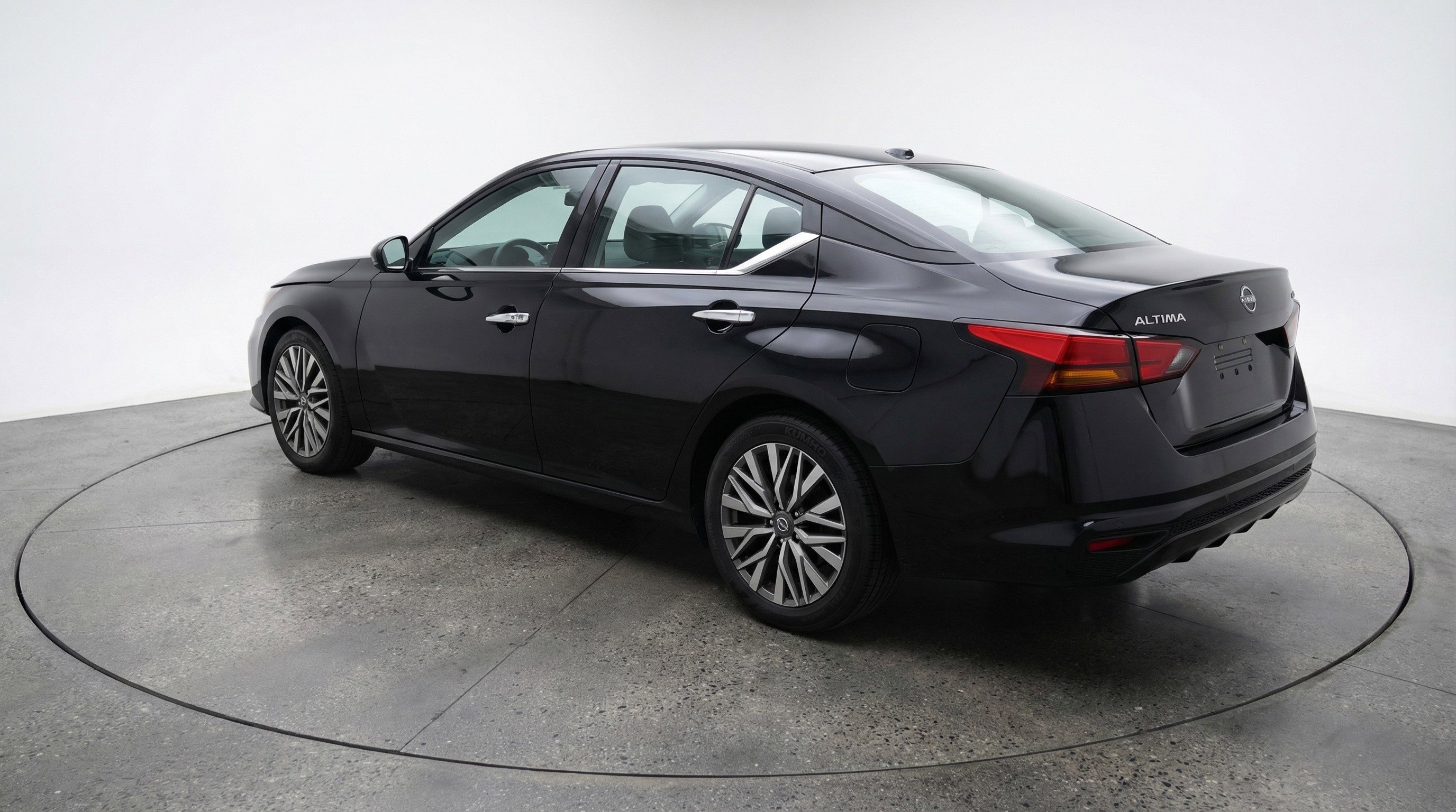 Used 2025 Nissan Altima 2.5 SV FWD image 6