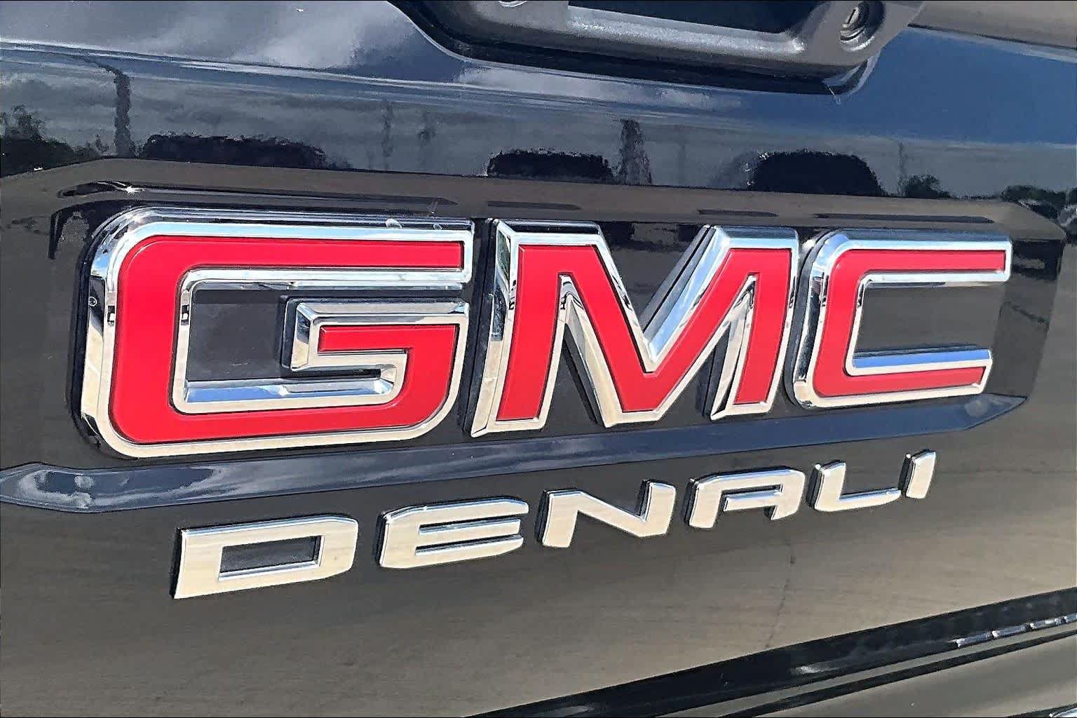 Used 2023 GMC Canyon Denali w/ Denali Black Edition AWD/4WD image 9