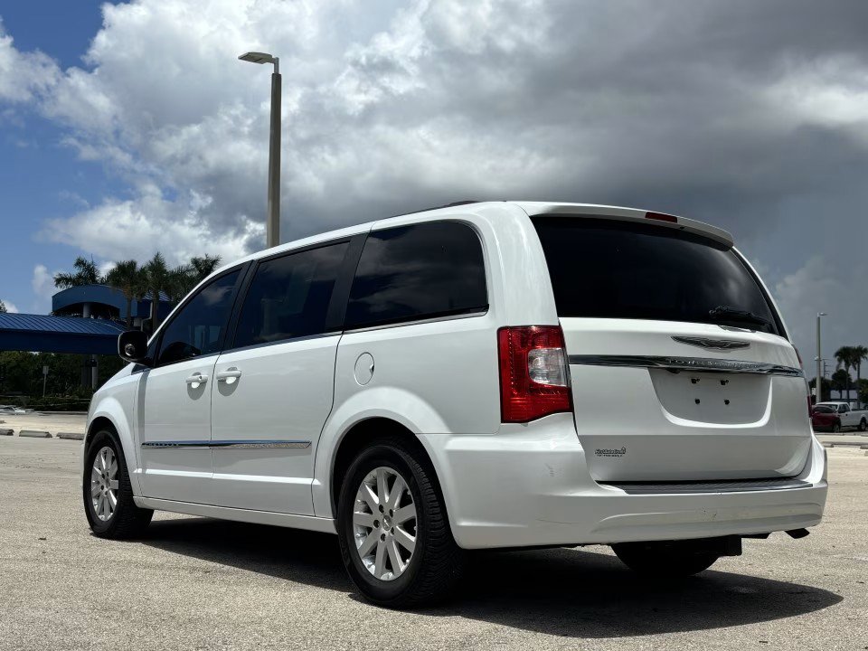 Used 2016 Chrysler Town & Country Touring FWD image 6
