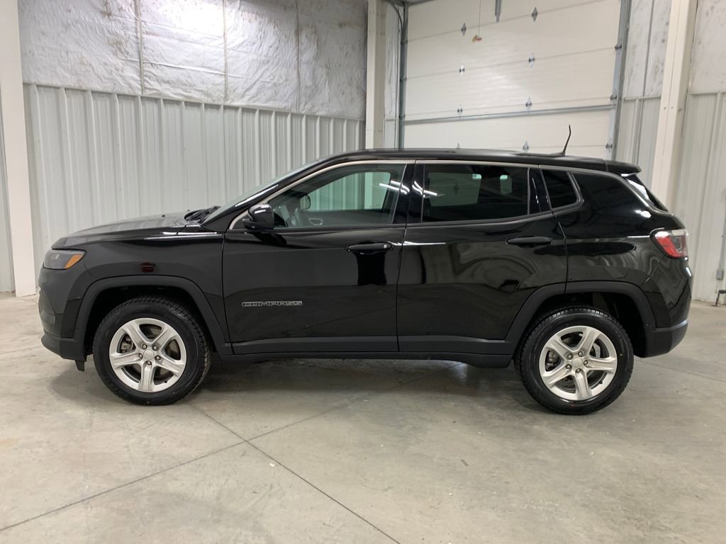Used 2023 Jeep Compass Sport image 3