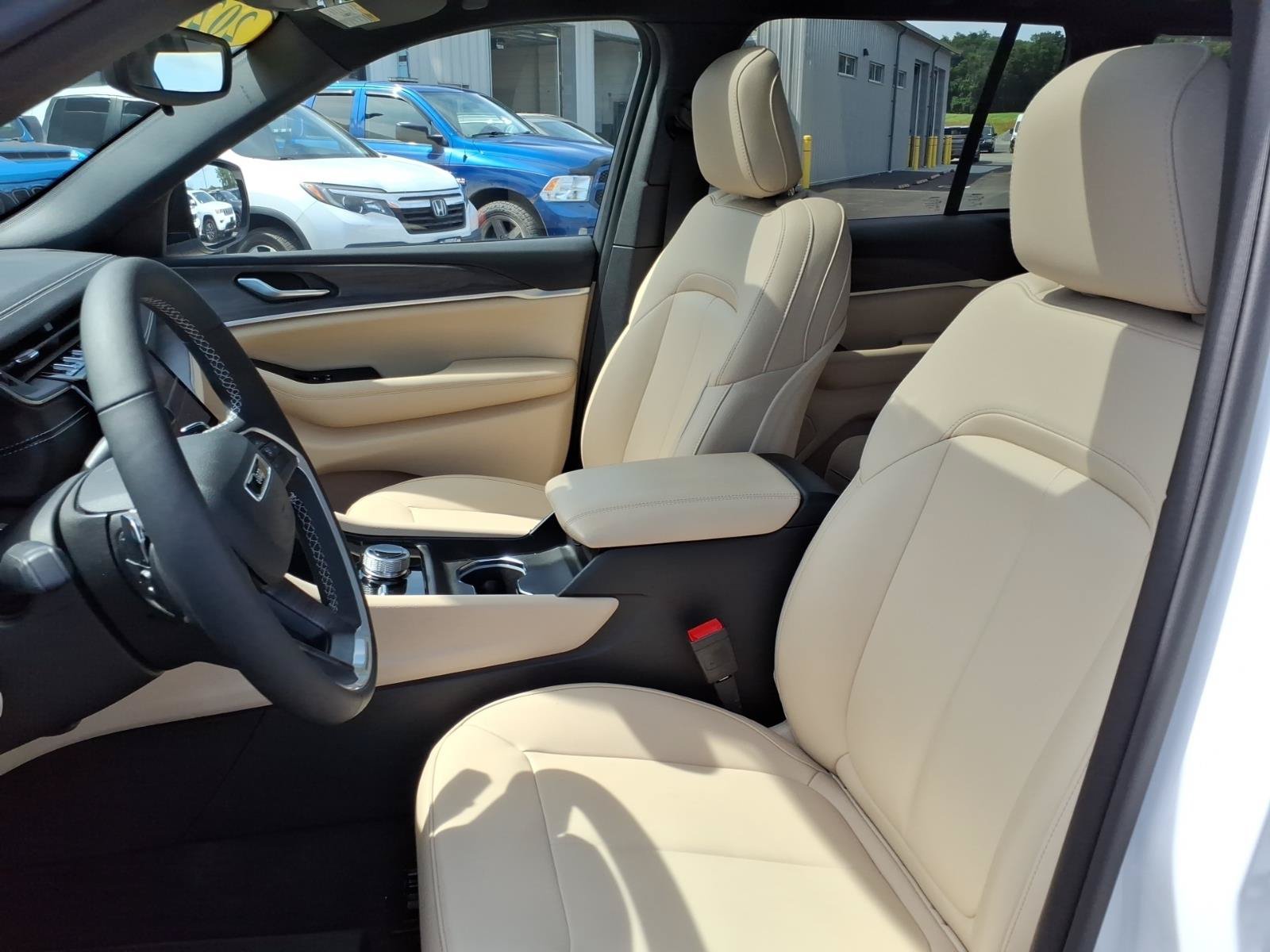 Used 2023 Jeep Grand Cherokee Limited AWD/4WD image 14