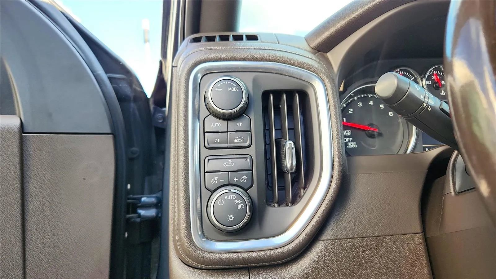 Used 2021 Chevrolet Silverado 1500 LT image 18