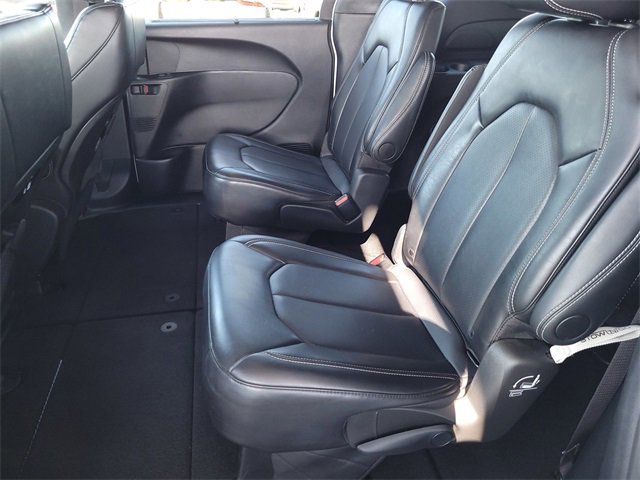 Certified 2025 Chrysler Pacifica Select image 17