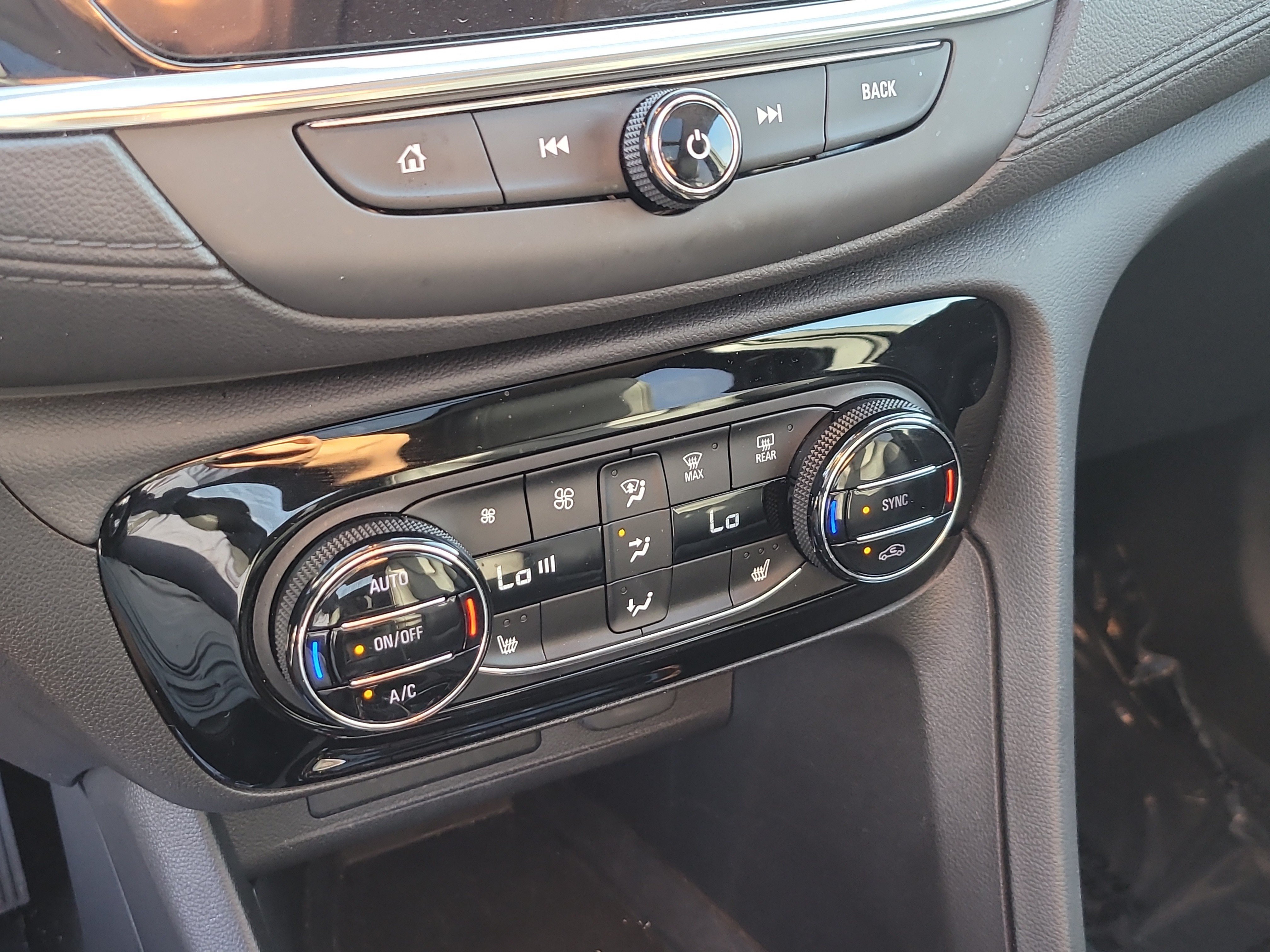 Used 2023 Buick Encore GX Essence w/ Experience Buick Package FWD image 25