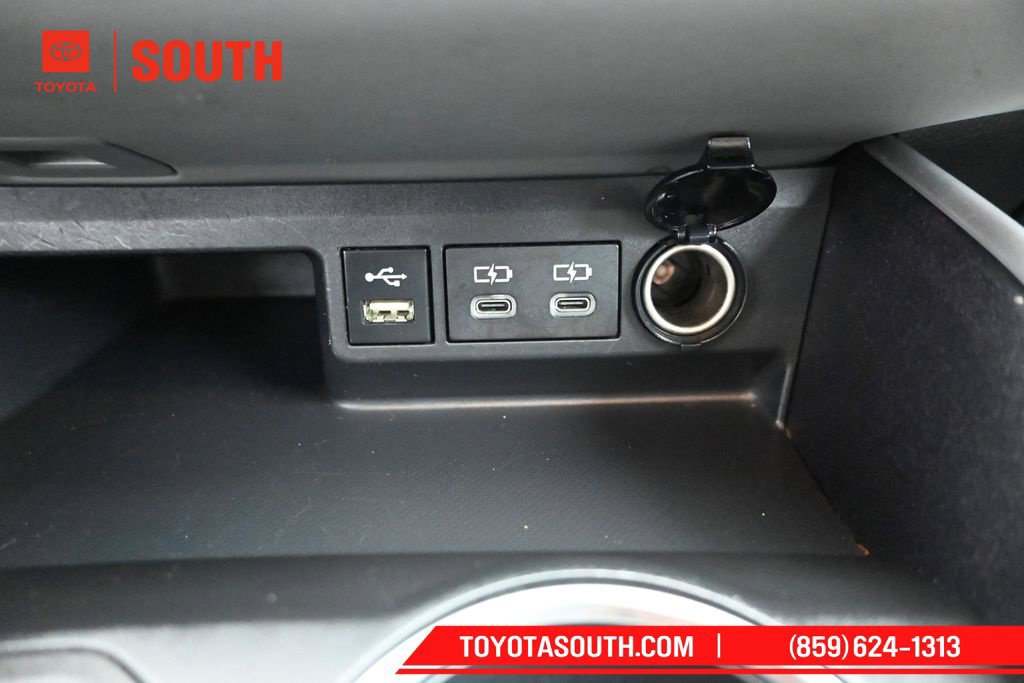 Used 2022 Toyota Highlander XLE AWD/4WD image 18