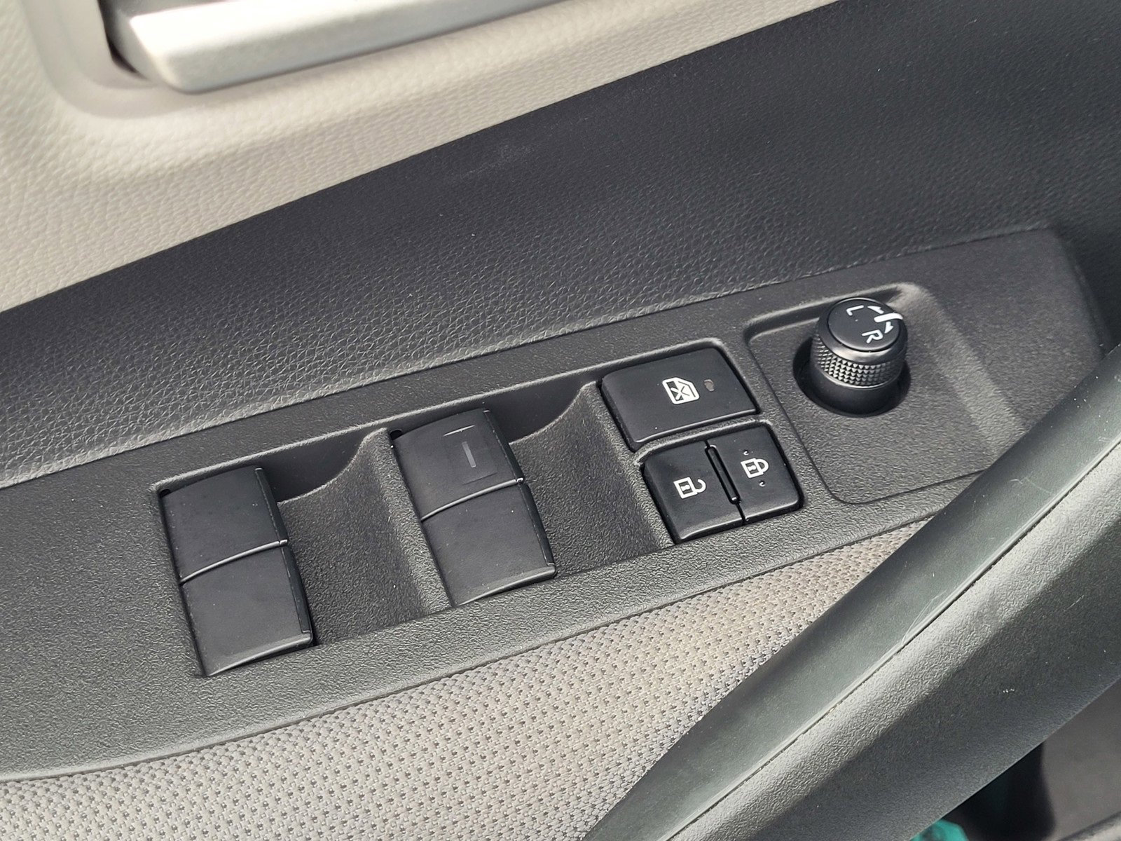 Used 2020 Toyota Corolla LE image 16