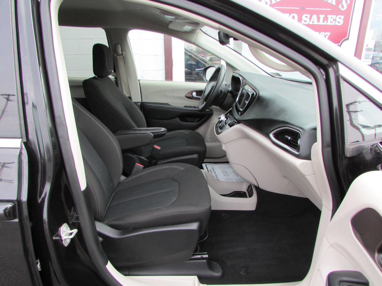 Used 2023 Chrysler Voyager LX image 7