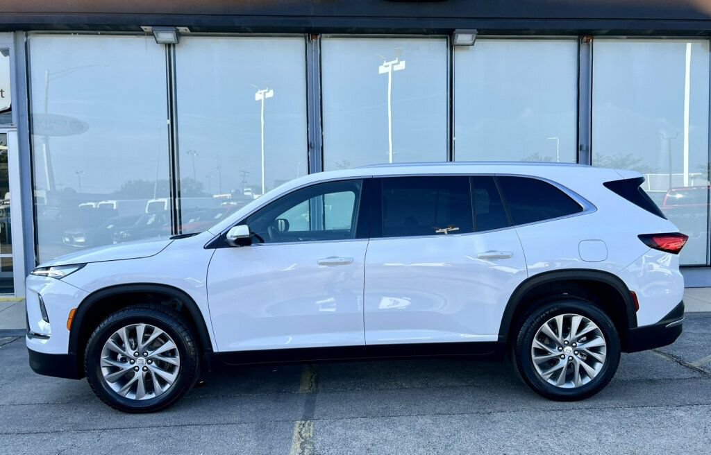 Used 2025 Buick Enclave Preferred FWD image 2
