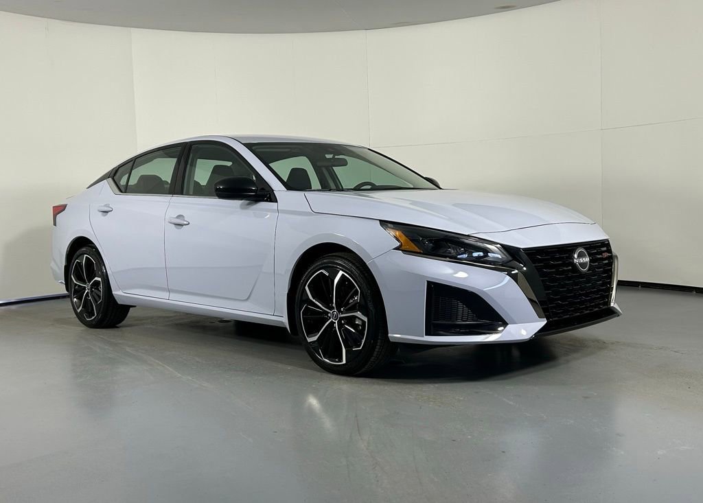 Used 2025 Nissan Altima 2.5 SR image 1