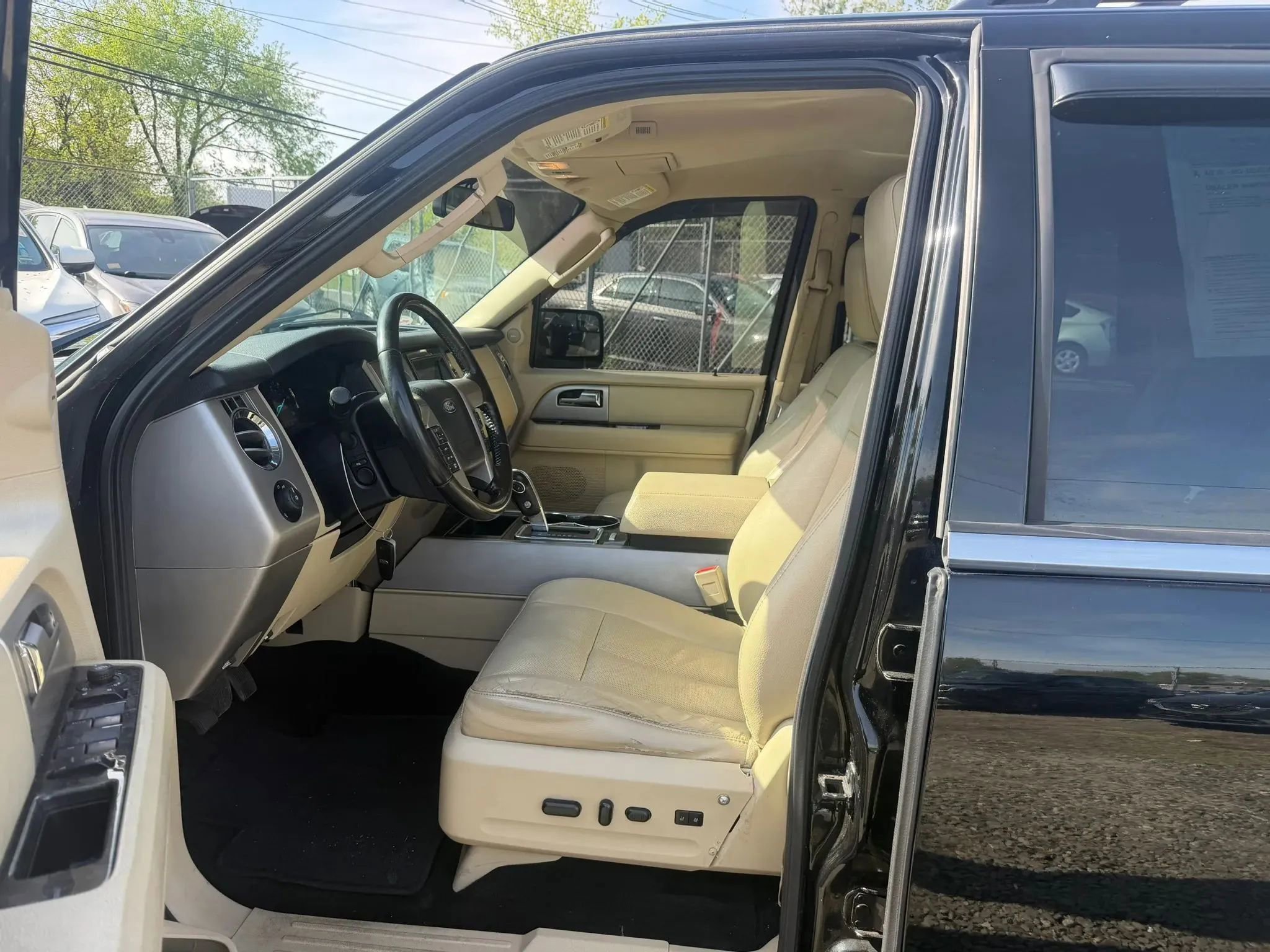 Used 2017 Ford Expedition Limited AWD/4WD image 25