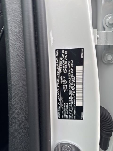 Certified 2025 Volvo XC40 B5 Plus AWD/4WD image 21