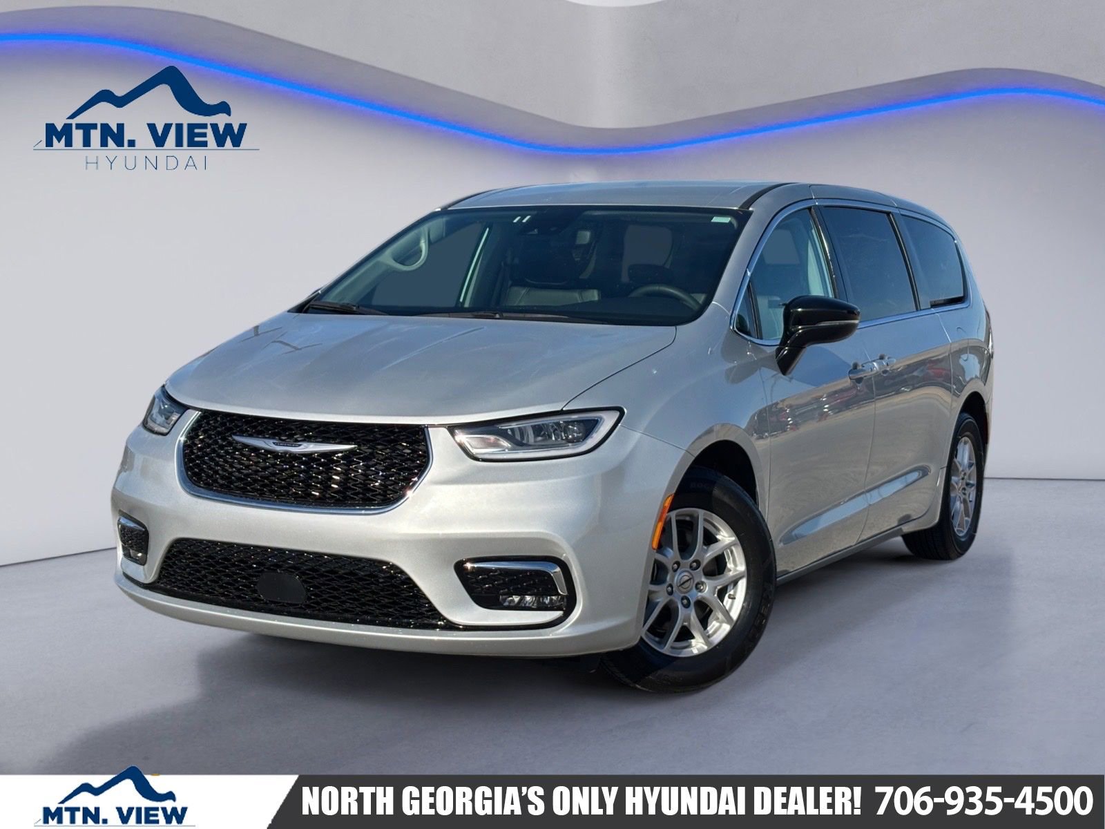 Used 2024 Chrysler Pacifica Touring-L image 1