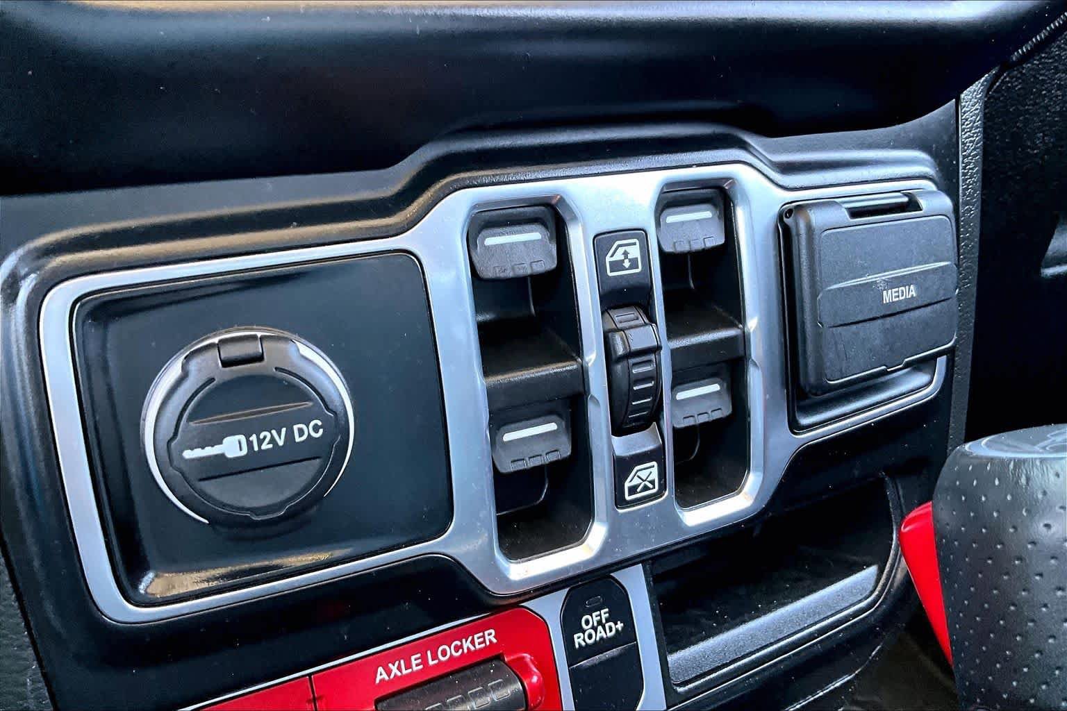 Used 2023 Jeep Gladiator Mojave w/ Cold Weather Group AWD/4WD image 32
