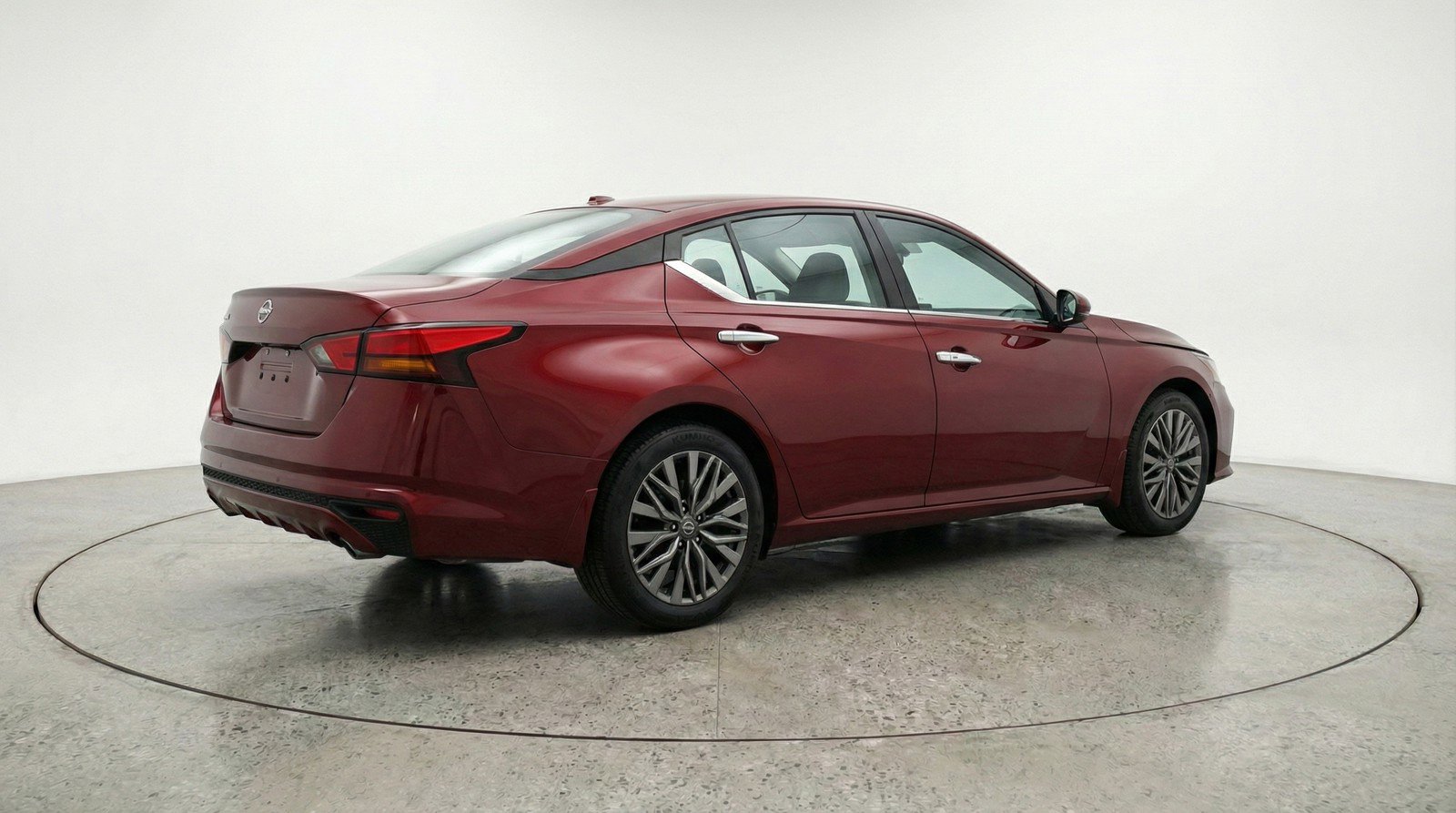 Used 2025 Nissan Altima 2.5 SV image 9