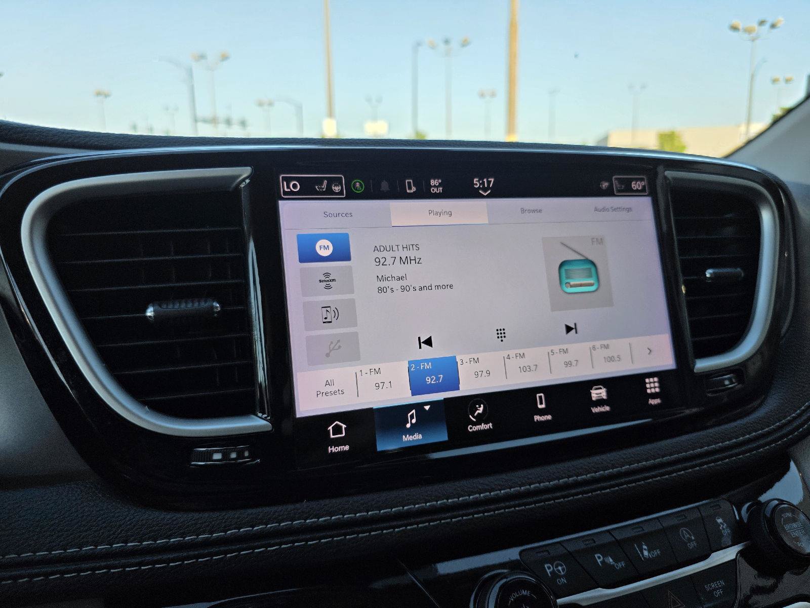 Used 2024 Chrysler Pacifica Touring-L FWD image 18