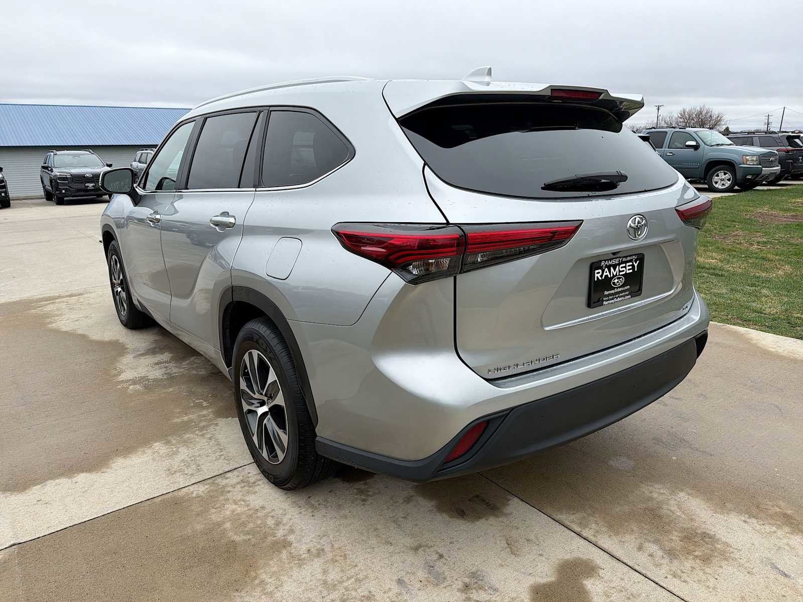 Used 2023 Toyota Highlander XLE FWD image 4