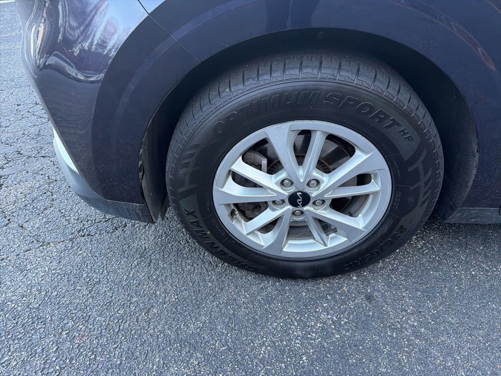 Used 2024 Kia Carnival LX image 10