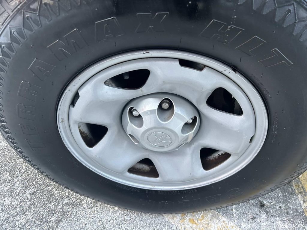 Used 2018 Toyota Tacoma SR image 9