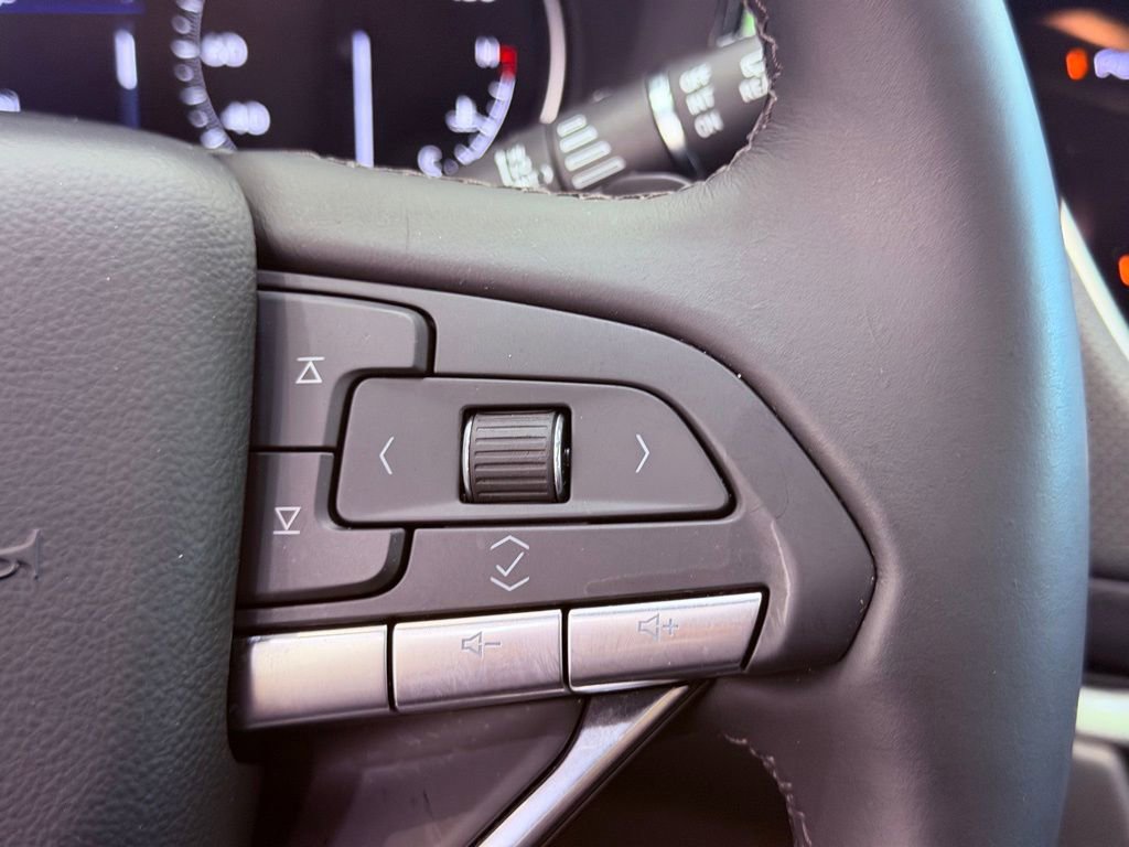 Used 2025 Cadillac XT6 Luxury FWD image 23