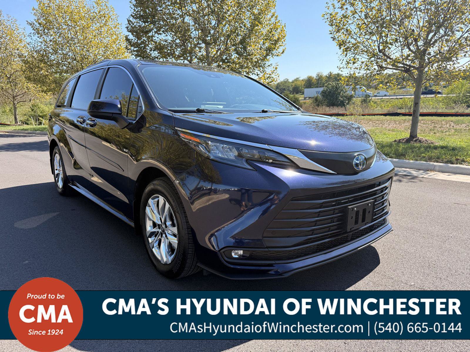 Used 2025 Toyota Sienna XLE w/ XLE Plus Package AWD/4WD image 1