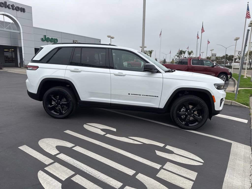 New 2025 Jeep Grand Cherokee Altitude AWD/4WD image 4