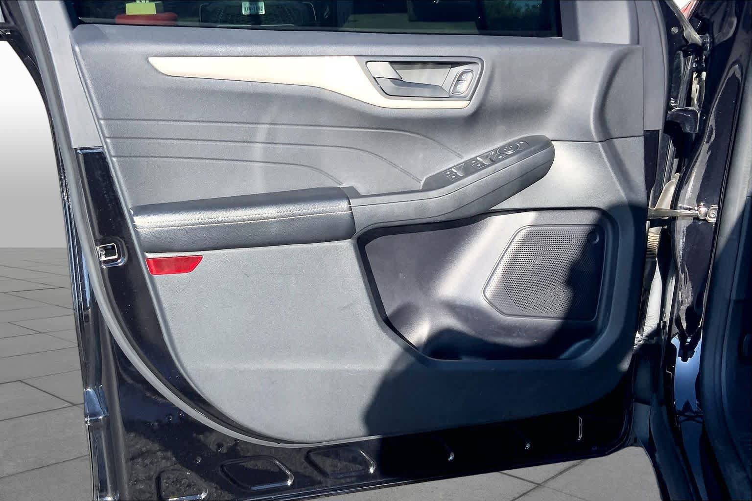 Used 2022 Ford Escape SE w/ SE Sport Appearance Package FWD image 22