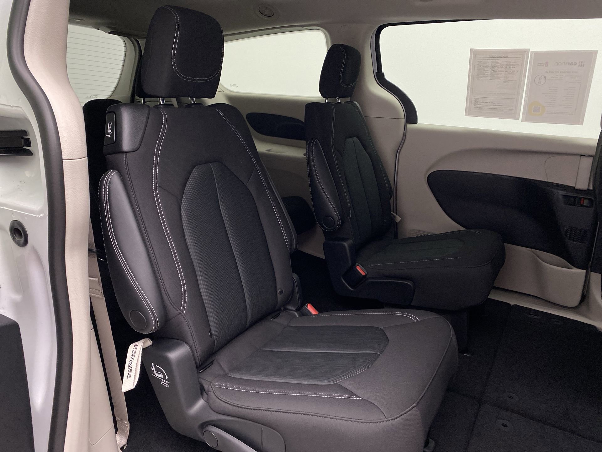 Used 2022 Chrysler Voyager LX image 17