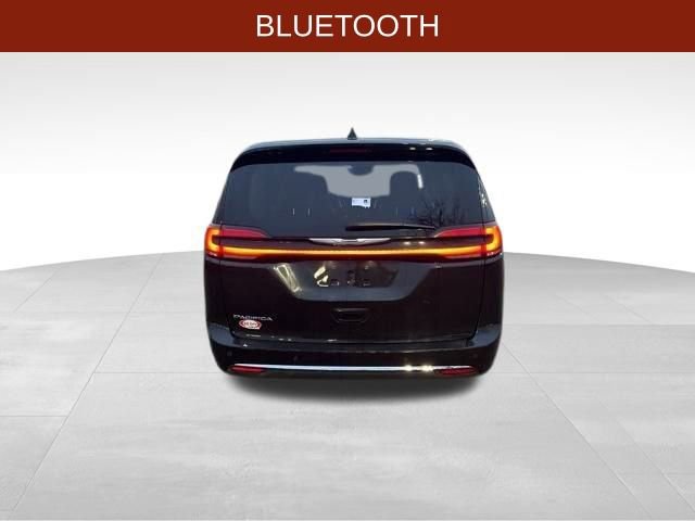 Used 2023 Chrysler Pacifica Touring-L image 6