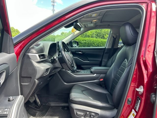 Used 2020 Toyota Highlander XLE AWD/4WD image 17